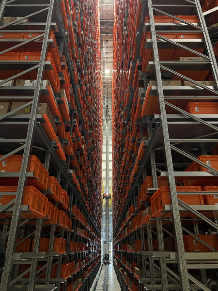 Belimo hat gemeinsam mit TGW Logistics ein hochautomatisiertes Fulfillment Center am Produktionsstandort Shanghai in Betrieb genommen. Ziel ist es, das Unternehmenswachstum zu unterstützen, die Produktionsversorgung sicherzustellen und Kunden schneller zu beliefern. Kern der Anlage ist ein zweigassiges automatisches Kleinteilelager mit mehr als 11.000 doppeltiefen Stellplätzen. 21 Meter hohe „Mustang R“-Regalbediengeräte bewegen je Gasse bis zu 280 Behälter pro Stunde. (Bildquelle: TGW Logistics)