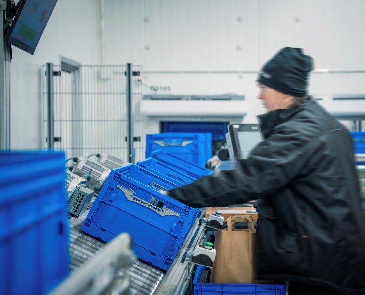 E-Commerce-Aufträge mit Tiefkühl-Produkten werden ergonomisch in einem auf + 2 Grad Celsius temperierten Raum kommissioniert. (Bildquelle: Witron)