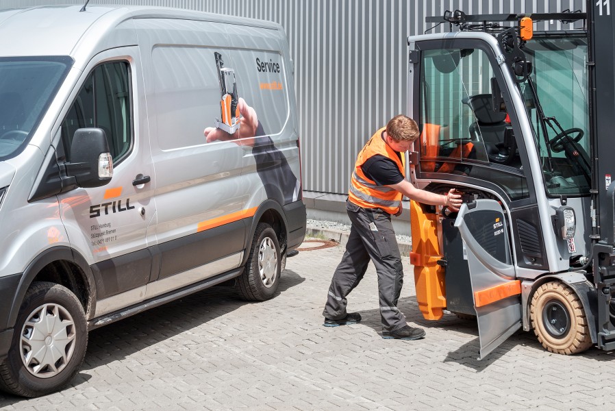 Mit dem nahen Still-Stützpunkt Bremen ist auch der Service-Mitarbeiter schnell im Werk Brake vor Ort. Bild: Gerd Knehr
