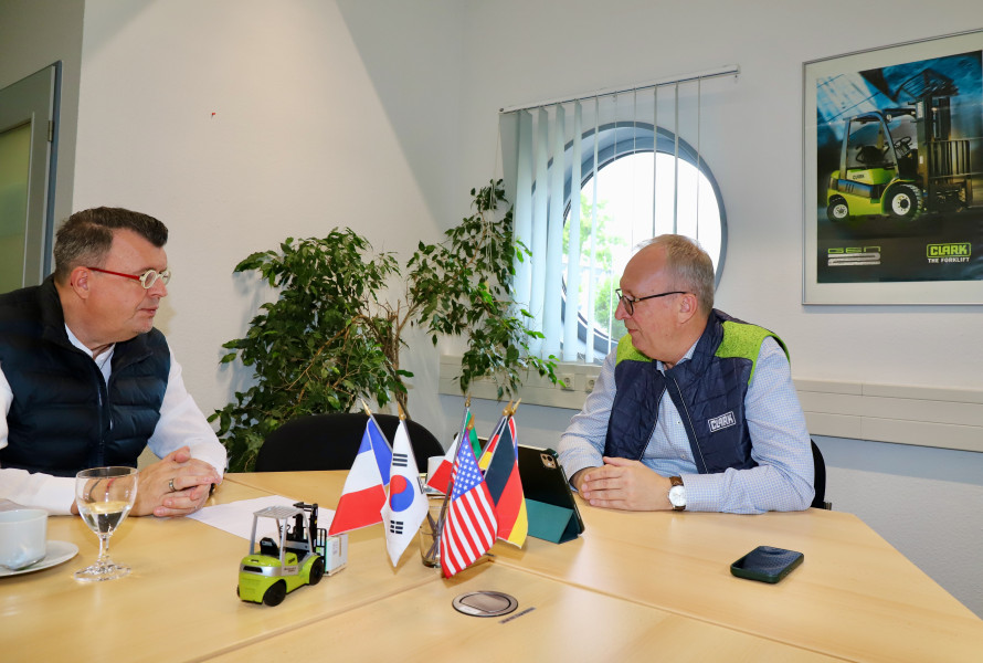 Clark-Chef Stefan Budweit im Gespräch mit Chefredakteur Jan Kaulfuhs-Berger (Quelle Clark Europe GmbH)