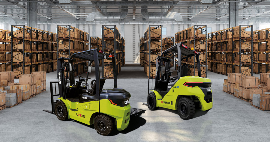 Die Crossover Elektrostapler von Clark: Renegade S25-35X (rechts) und Raider L25-35XE (Quelle Clark Europe GmbH)