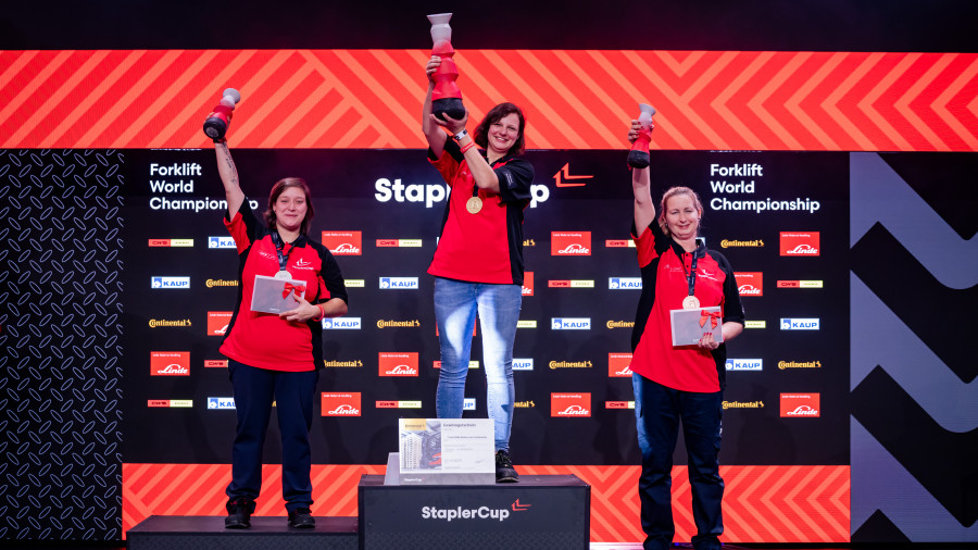 Maren Schlabitz (Mitte) aus Kiel gewinnt die Women’s Forklift World Championship 2026. (Quelle: Bert Willer Fotografie)