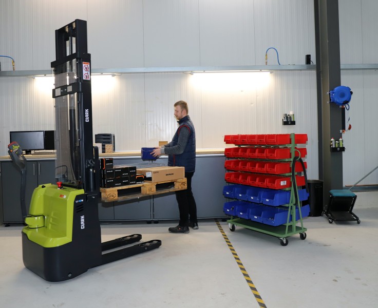 Die Mitgänger-Hochhubwagen BST12 und BST12i eignen sich für präzises Arbeiten in engen Bereichen. (Quelle: Clark Europe GmbH)