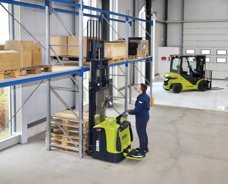 Der Elektro-Hochhubwagen RSE16 wurde speziell für den komfortablen Mitfahrerbetrieb auf längeren Transportwegen entwickelt. (Quelle: Clark Europe GmbH)