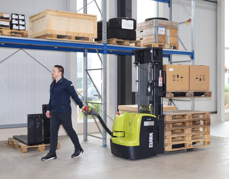 Der WSE16i verfügt über einen Initialhub, der die Bodenfreiheit für das sichere Befahren von Rampen und unebenen Böden erhöht und den umschlagsteigernden Doppelstocktransport von zwei Paletten bis zu einer Gesamttragfähigkeit von 1200 kg ermöglicht. (Quelle: Clark Europe GmbH)