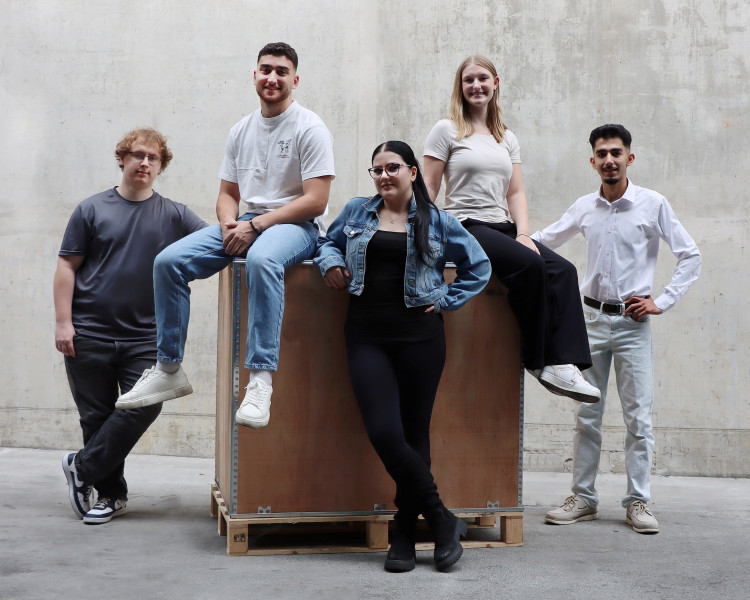 Platz 3: Craiss startet mit fünf neuen Auszubildenden ins Ausbildungsjahr » https://www.technische-logistik.net/node/26997 | Zum 1. September hat Craiss insgesamt fünf neue Auszubildende begrüßt, darunter drei angehende Kaufleute für Spedition und Logistikdienstleistung, eine zukünftige Fachlageristin und ein angehender Fachinformatiker für Systemintegration. (Bildquelle: Craiss)