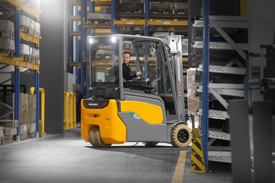 Jungheinrich startet den Verkauf der neuen Elektro-Gegengewichtsstapler EFG 2/2i und EFG 3/3i. Seit dem 15. Juli 2026 können Kunden die vollständig neu entwickelten Nachfolgemodelle bestellen. (Bildquelle: Jungheinrich)