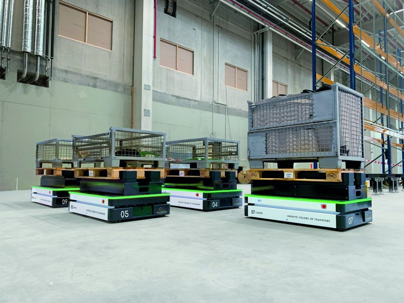 Platz 3: Zukunftsfähige Intralogistik auf engem Raum: FTS mit „X Move“-Serie von EK Robotics steigert Materialfluss in neuem Ersatzteilzentrum » https://www.technische-logistik.net/node/26239 | Die Automatisierungslösung verantwortet mit zehn Fahrzeugen die innerbetriebliche Logistik des neuen Ersatzteilelagers und sind mit einem Hubbalkenaufbau für Lastaufnahmen und -abgaben von Paletten ausgestattet. (Bildquelle: Neura Mobile Robots GmbH)