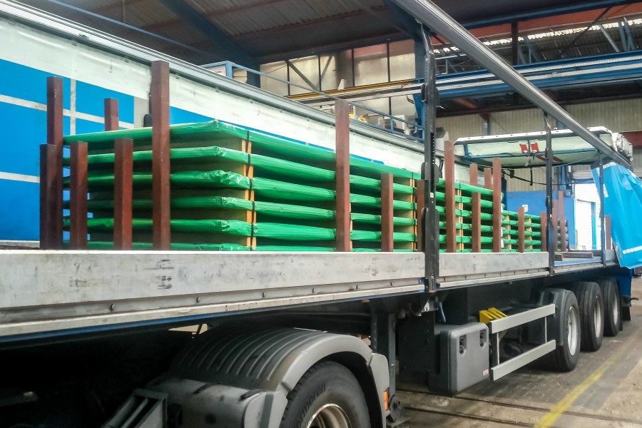 Auch im Bereich der Ladungssicherung steigen die Anforderungen an Flexibilität und Praxistauglichkeit. „Mit Variosave Light“ und „Variosave Basic“ bietet Elting Metalltechnik Steckrungensysteme zur formschlüssigen Ladungssicherung für Kleintransporter und Lkw, die eine sichere und einfache Fixierung auch schwerer Güter ermöglichen. (Bildquelle: Elting Metalltechnik GmbH & Co. KG)