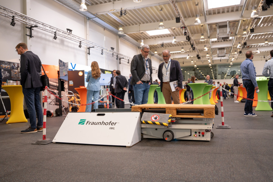 Mehr als 140 Teilnehmende aus Wissenschaft und Praxis kamen zum „Anwenderforum mobile Robotik – FTS-Fachtagung“ am Fraunhofer-Institut für Materialfluss und Logistik IML in Dortmund. (Bildquelle: Vinzenz Neugebauer/Fraunhofer IML)