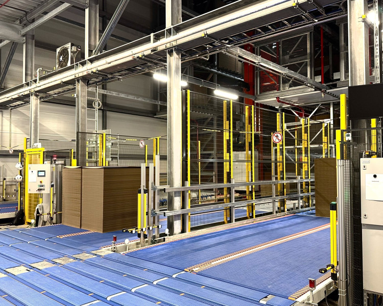 Platz 6: Erfolgreiche Inbetriebnahme: Hörmann Intralogistics übergibt automatisches Formatwarenlager an Dunapack Packaging » https://www.technische-logistik.net/node/27000 | Warenein- und Ausgangsstich des automatischen Hochregallagers von Dunapack Straßwalchen (Bildquelle: Hörmann Intralogistics)