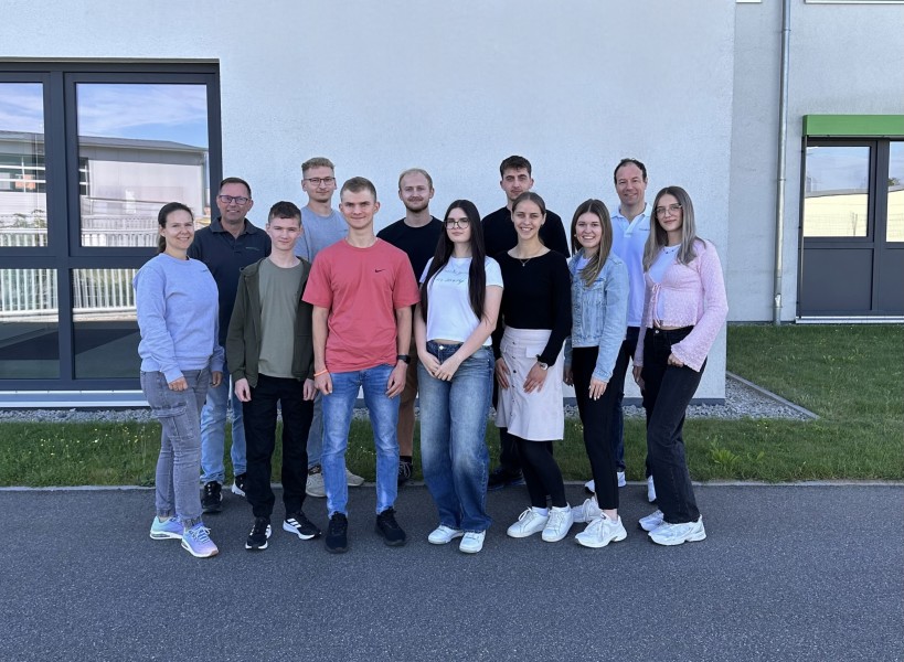 Platz 3: Praxisorientierte Ausbildung mit modernster Technik: Microsyst stärkt die Fachkräfte von morgen » https://www.technische-logistik.net/node/25882 | Von hinten links: Harald Kilian, Moritz Busl, Florian Helgert, Jan Wamser, Manuel Rass Von vorne links: Katja Ermer, Luca Thoma, Marcel Andes, Vanessa Fuchs, Livia Wiebe, Evi Kleber, Nikoletta Georgoula (Bildquelle: Microsyst)