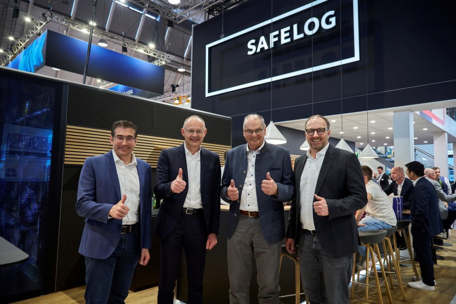 Platz 3: SEW-Eurodrive und Safelog schließen strategische Kooperation » https://www.technische-logistik.net/node/26563 | Beschlossen die Partnerschaft auf der Logimat: Michael Reicheicher, CEO Safelog, Hans Krattenmacher, CTO SEW-Eurodrives, Michael Wolter, CEO Safelog, Mathias Behounek, CEO Safelog. (Bildquelle: SEW-Eurodrives)