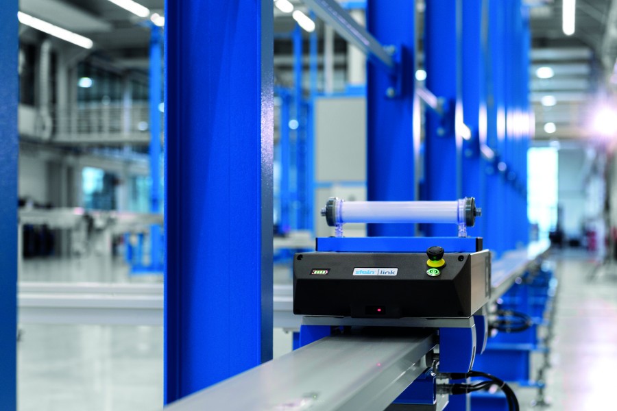 Das batteriebetriebene „Stein link“-Shuttle transportiert einen Dialysefilter auf dem Aluminium-Streckenprofil. (Bildquelle: Stein Automation)