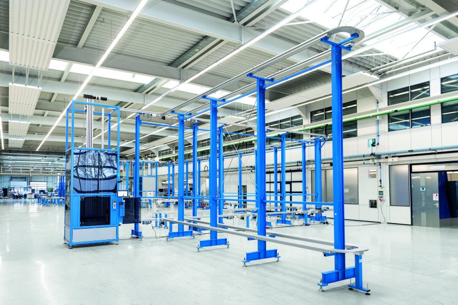 Eine mehrstöckige Kundenanlage mit „Stein link“ zeigt, wie sich Produkte und Materialien effizient über mehrere Ebenen transportieren lassen und gleichzeitig wertvolle Produktionsfläche eingespart wird. (Bildquelle: Stein Automation)