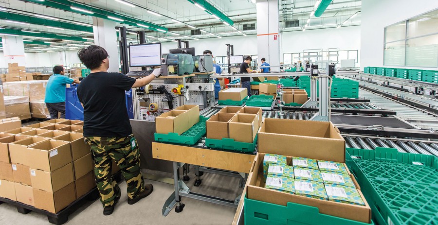 Hochdynamischer Wareneingangs- und Umpackprozess: Ein 40-Fuß-Container kann innerhalb von nur drei Stunden vereinnahmt werden. Im manuellen Lager dauerte dies bis zu zwei Tage. 
