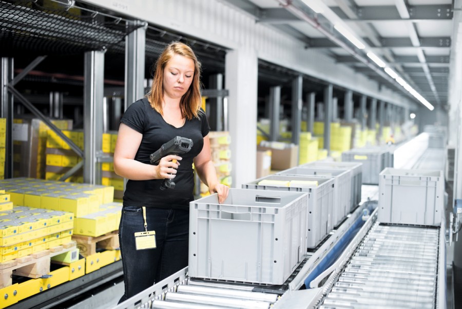 3. Die Kommissionierung der Ware aus dem HRL wird durch Barcodesysteme unterstützt. (Quelle: SSI Schäfer)