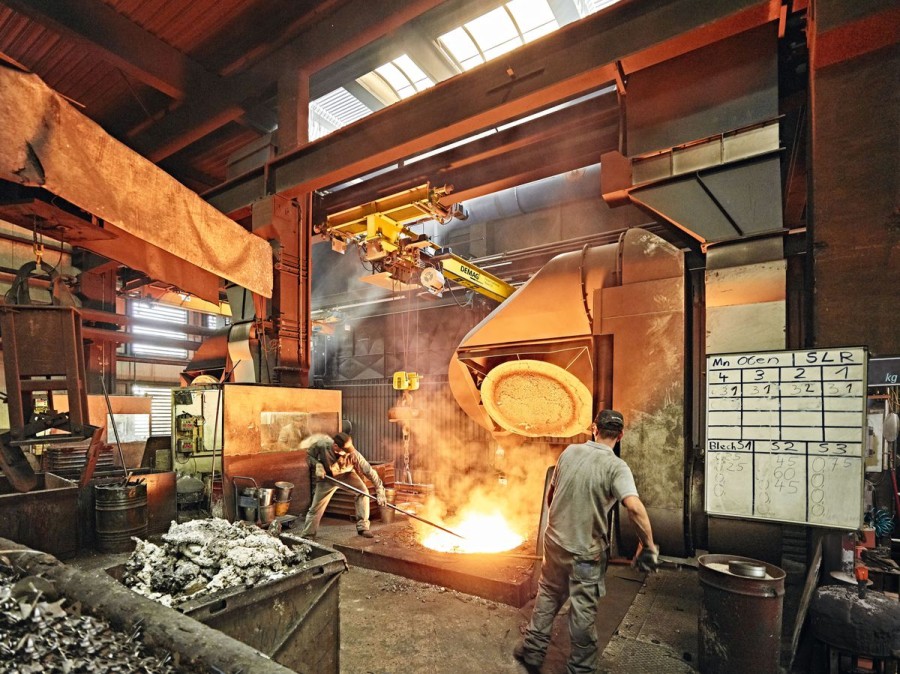 2. Die beiden Demag-Krane sind für den Transport feuerflüssiger Materialien konstruiert. (Quelle: Demag)