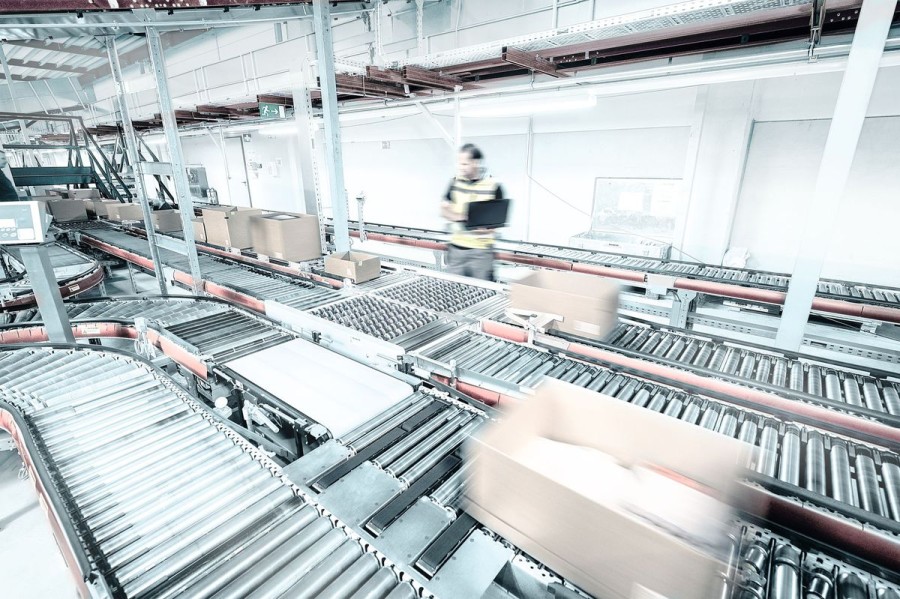2. Um die Materialflüsse noch effizienter zu gestalten, wurde die Fördertechnik ausgebaut und zwei neue Kommissionier-Loops installiert. (Quelle: SSI Schäfer)