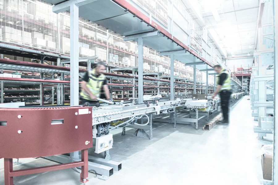 3. Mit den neuen Fördertechnik-Loops sind nun insgesamt sieben im Logistikzentrum installiert, die die Quellbehälter und Zielkartons transportieren. (Quelle: SSI Schäfer)