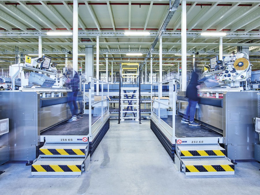 3. Die Kommissionierung nach dem Ware-zur-Person-Prinzip erfolgt an den 28 „Pick-it-Easy-Health“-Arbeitsplätzen, die mit Waren aus dem OSR Shuttle versorgt werden. (Quelle: Knapp)