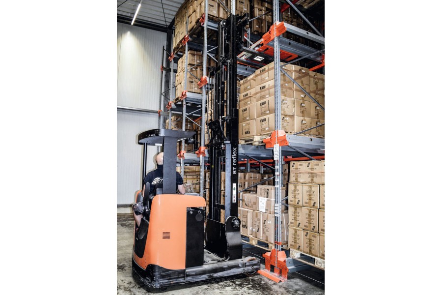 2. Über die bedienerfreundliche Fernbedienung steuert der Staplerfahrer alle wichtigen „BT-Radioshuttle“-Vorgänge und kann während der Einlagerung bereits die nächste Palette aufnehmen. (Quelle: Toyota)