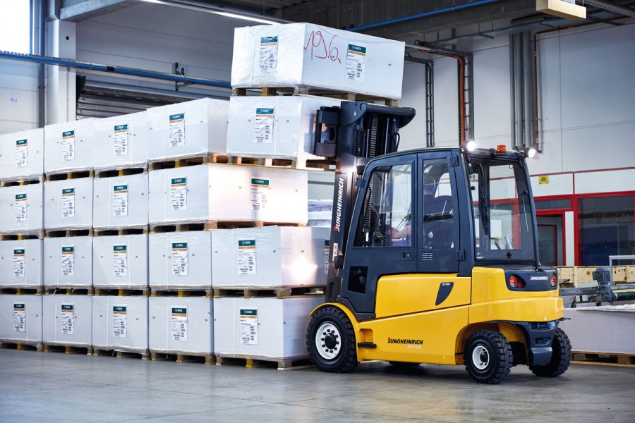 7. Optimales Einsatzfeld für den Jungstar: Rund 600 Tonnen bedrucktes Papier verlassen die Druckerei jede Woche. Da braucht es einen verlässlichen Stapler mit höchster Qualität. (Quelle: Jungheinrich)