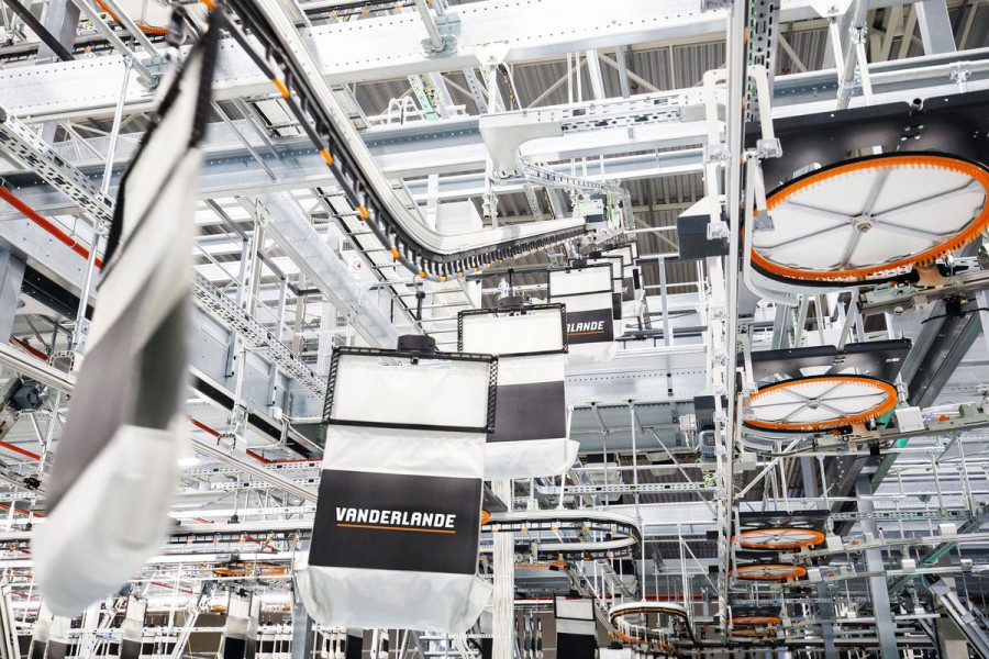 2. Direkte Zuführung der Taschen zu den Lade- und Packstationen (Quelle: Vanderlande)