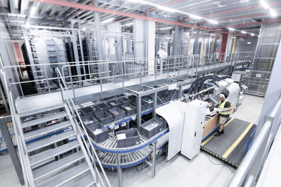 5. An den zwei Pick-to-Tote(PTT)-Arbeitsplätzen werden den Mitarbeitern die Quellbehälter sequenziert angedient und parallel bis zu sieben Aufträge direkt in die Versandkartons kommissioniert. (Quelle: SSI Schäfer)