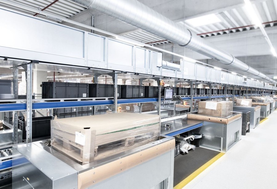 2. An den Depalettierstationen werden die Gebinde vereinzelt. Dazu sind die Stationen mit einer dreistöckigen Fördertechnik ausgestattet. (Quelle: SSI Schäfer)