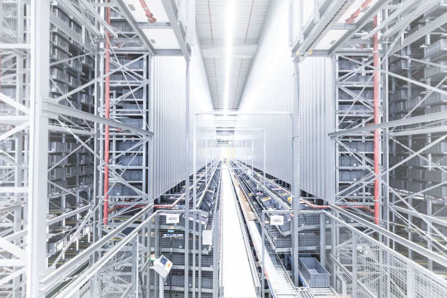 3. In den Gassen des Kommissionier-AKL sind auf der untersten Ebene Kommissionierstationen mit Durchlaufkanälen eingerichtet, die rückseitig direkt aus dem AKL bestückt werden. (Quelle: SSI Schäfer)