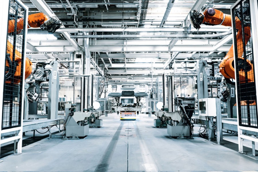 2. Die mobile Plattform 1500 lädt zeitgleich zu den Montageabläufen mittels Bodenladeplatten direkt in den Prozessstationen. (Quelle: Kuka)