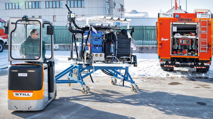 6. Mit der hydraulischen Aufnahmevorrichtung des Kanvan-Zugfahrzeugs lässt sich die erste Achse freiheben, wodurch aus einem zweiachsigen Anhänger ein Einachsiger mit wesentlich kleinerem Wendekreis wird. (Quelle: G. Knehr)