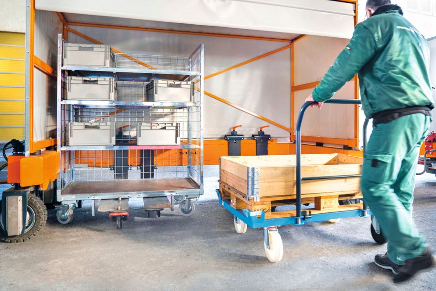 5. Einfach und komfortabel werden die Trolleys auf die Gabelzinken geschoben und mit der ergonomischen Fußmechanik gesichert. (Quelle: G. Knehr)