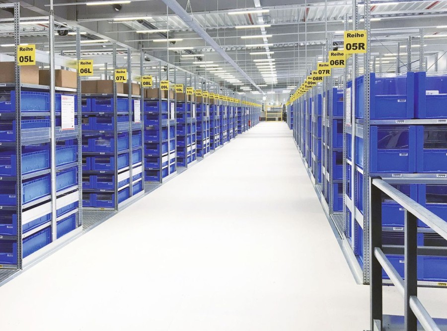 4. Zur farblichen Differenzierung wurden die in den Fächern stehenden Euro-Stapelbehälter in blau gehalten. Der Großteil verfügt über eine Sichtscheibe und einen Barcode, der bei jeder Artikel-Entnahme durch den Mitarbeiter gescannt wird. (Quelle: Berger)