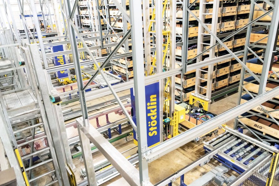 4. Die Lastaufnahmemittel und die Lagerplätze wurden modifiziert, um die übergroßen Kisten aufnehmen zu können. (Quelle: Stöcklin Logistik)