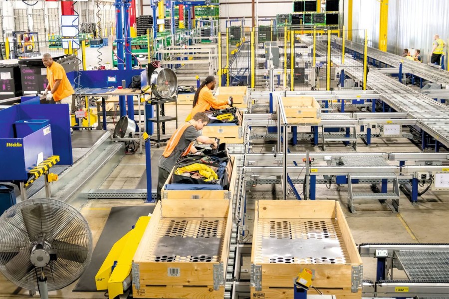 3. Die für Mercedes Benz bereitgestellten Kabelbäume werden für die Einlagerung in großen Holzpaletten verladen. (Quelle: Stöcklin Logistik)
