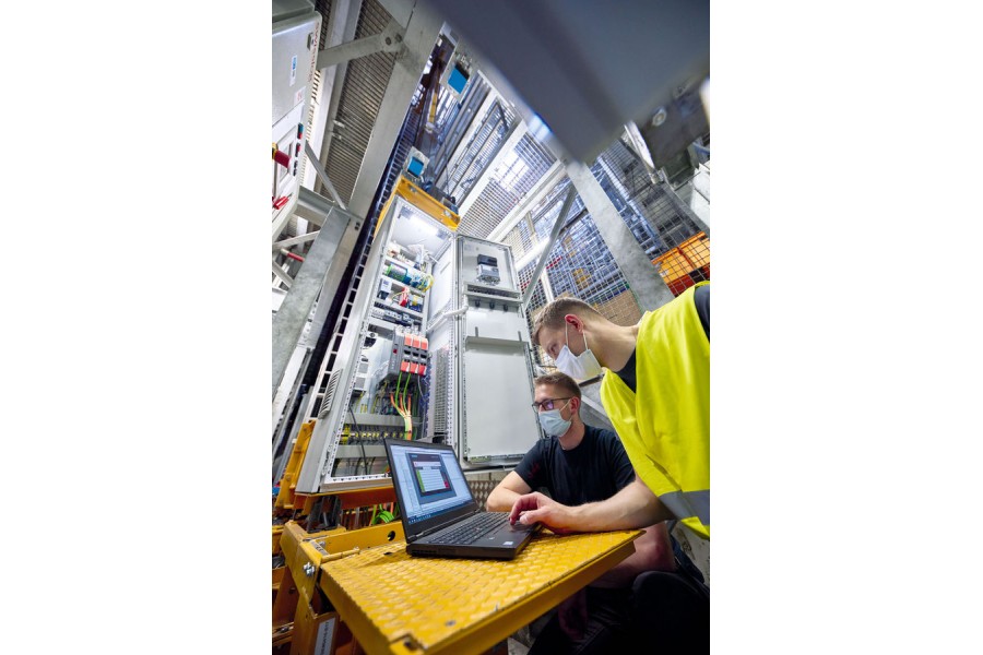 3. Software-Ingenieure spielen am Schluss die Steuerungsprogramme auf und überführen die Anlage gemeinsam mit den Verantwortlichen der B. Braun-Gruppe in den Regelbetrieb. Aktuell sind drei Hochregallager-Module komplett modernisiert, ebenso die vier RBG im Kleinteilelagerbereich. (Quelle: Swisslog)