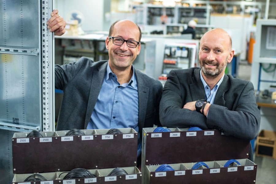 Gründung einer Holding, in der die Gesellschafter Wolfgang Cieplik (links) und Rainer Poppek (rechts) tätig sind. Die Holding steuert die Unternehmensgruppe, die aus den drei operativen Gesellschaften in Wiehl, Eisenhüttenstadt und Dubai besteht. Bild: Unitechnik 