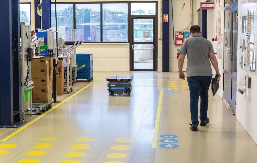 1 - Das Unternehmen TE Connectivity traf die Entscheidung, den Materialfluss mit einer Flotte AMR von Mobile Industrial Robots zu automatisieren. Bild: MiR 
