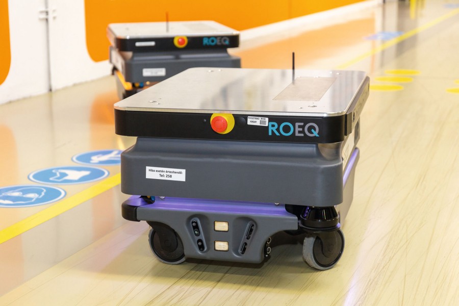 1 - Nach einer intensiven Testphase fiel die Entscheidung auf den Transportroboter MiR200, der mit einem TMC300-Topmodul von ROEQ ausgestattet ist. Bild: MiR 
