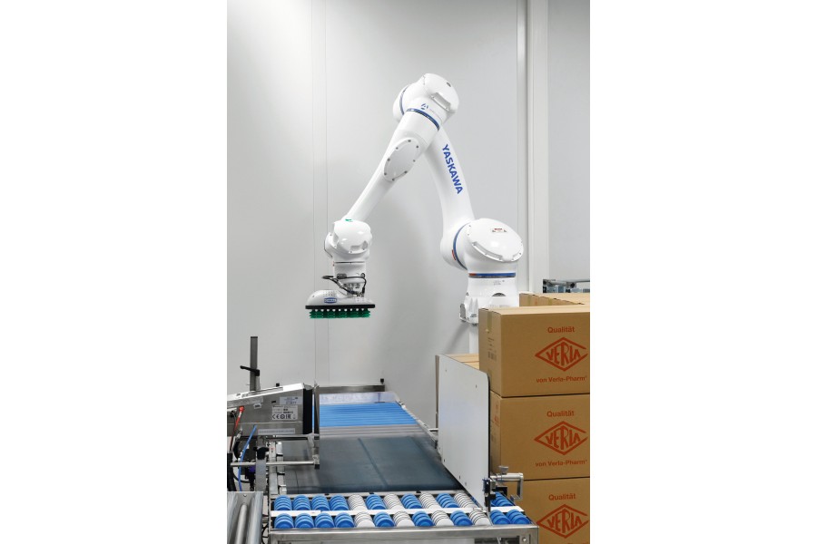 Verla-Pharm setzt erstmals einen Palettier-Cobot des Typs „Motoman HC20“ von Yaskawa ein. Bild: Yaskawa
