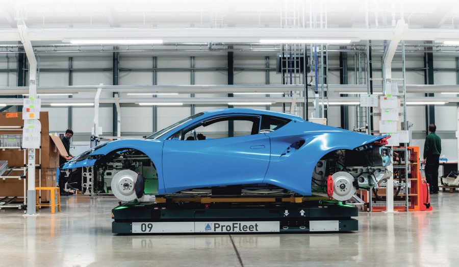 Das Lotus-Werk in Hethel, Großbritannien, hat die kontaktlose Ladelösung „Etalink 3000“ von Wiferion installiert. Bild: Wiferion