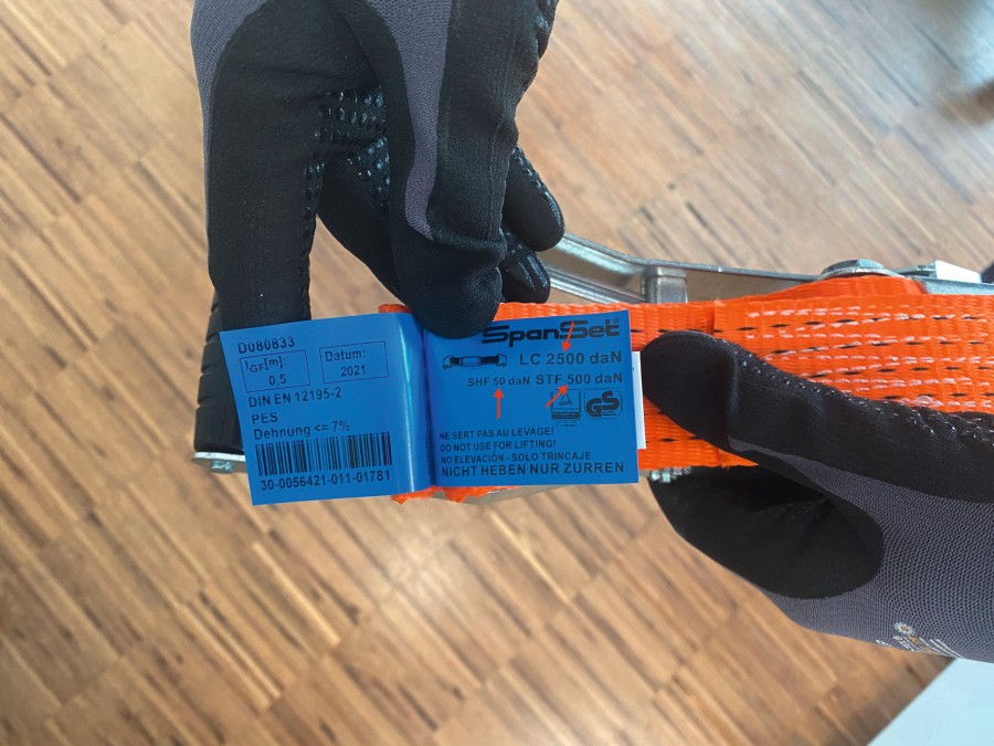  Ausweis der STF (Standard Tension Force) und LC (Lashing Capacity) auf dem Label eines vom TÜV Rheinland zertifizierten Zurrsystems Bild: Spanset