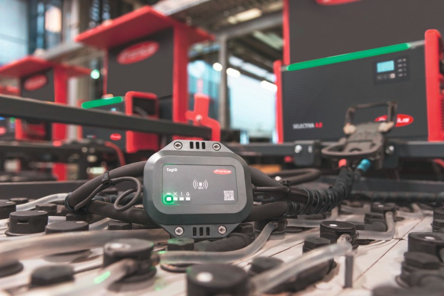 Tag-ID guided charging sorgt dafür, dass Blei-Säure Batterien ohne manuellen Aufwand stets optimal versorgt sind und so eine hohe Verfügbarkeit elektrisch betriebener Stapler gewährleisten. Bild: Fronius