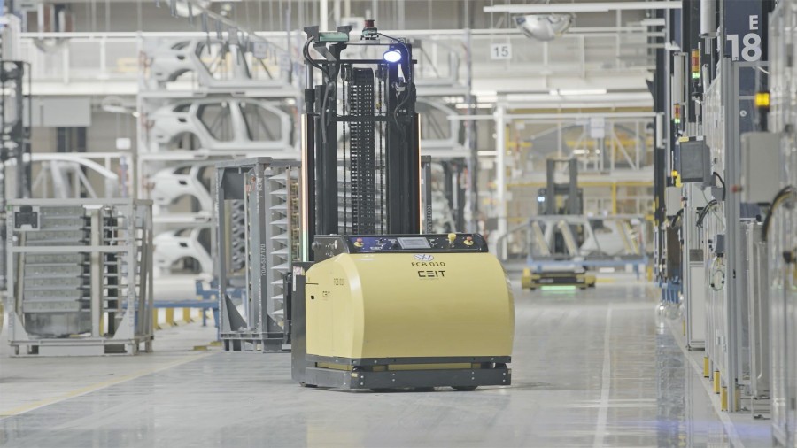 Auf einer Gesamtfläche von knapp 250 Fußballfeldern arbeiten rund 12.300 Beschäftigte an Fahrzeugen der Marken Audi, Porsche, Seat, Skoda und Volkswagen. Bild: Synaos