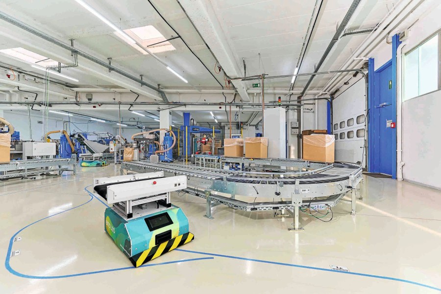 Das FTS basiert auf dem Standard der LEO-Transporter und ist mit angetriebenen Rollen und einem Gurtförderband ausgestattet. Bild: Bito-Lagertechnik/ Fotograf: Felix Rödiger