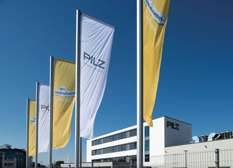 Pilz erweitert sein Sicherheitskonzept um Dienstleistungen, Trainings sowie Lösungen für Identitäts- und Zugriffsmanagement, die Maschinenbauer und Betreiber bei der Absicherung vernetzter Produktionsanlagen unterstützen sollen. Bild: Pilz GmbH & Co. KG