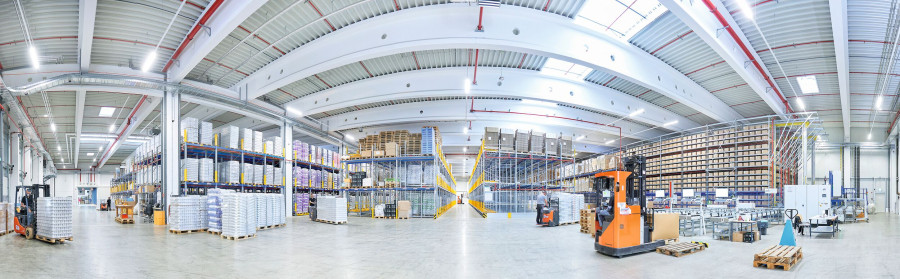 Bei Vet-Concept sind Lager- und Kommissionierbereich unter einem Dach miteinander verbunden und doch klar voneinander getrennt. Bild: Bito-Lagertechnik/Patric Dressel