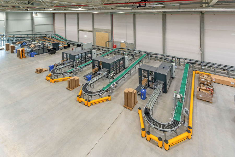 Automatisierte Verpackungslinien verbinden verschiedene Module – vom Kartonaufrichter über Waagen und Scanner bis zur Etikettierung. Bild: Element Logic